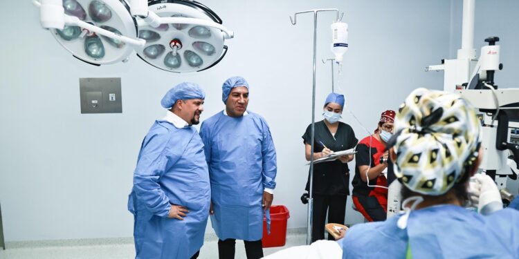 Eduardo Ramírez encabezó el arranque con 300 cirugías gratuitas de catarata.