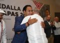 Salvador Pacheco recibe máxima distinción.