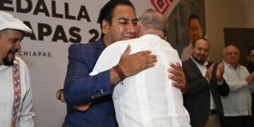 Salvador Pacheco recibe máxima distinción.
