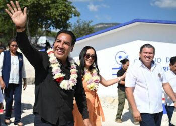 En el evento estuvieron presentes junto con el gobernador, el secretario del Humanismo, Francisco Chacón Sánchez, y la directora general del Colegio de Bachilleres de Chiapas, Viridiana Figueroa García.