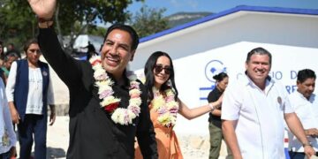 En el evento estuvieron presentes junto con el gobernador, el secretario del Humanismo, Francisco Chacón Sánchez, y la directora general del Colegio de Bachilleres de Chiapas, Viridiana Figueroa García.