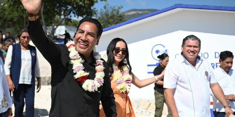 En el evento estuvieron presentes junto con el gobernador, el secretario del Humanismo, Francisco Chacón Sánchez, y la directora general del Colegio de Bachilleres de Chiapas, Viridiana Figueroa García.