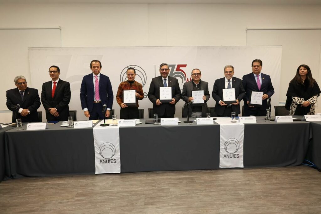 Acuerdo impulsará programas académicos y acciones en materia migratoria.