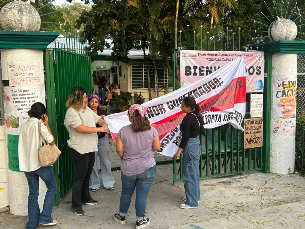 Docentes y alumnas tomaron las instalaciones para exigir la salida de la directora