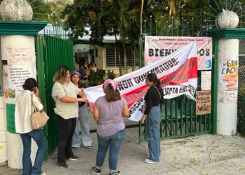 Docentes y alumnas tomaron las instalaciones para exigir la salida de la directora