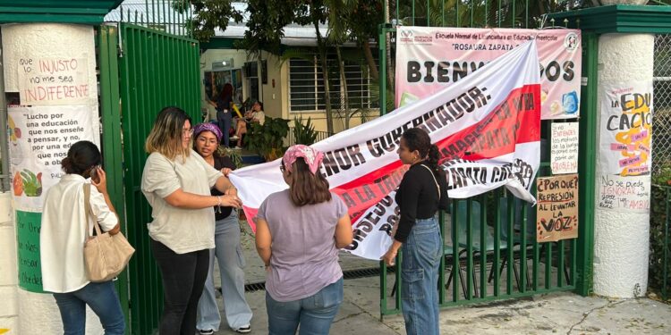 Docentes y alumnas tomaron las instalaciones para exigir la salida de la directora