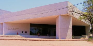 El festejo por los 43 años del Teatro de la Ciudad Emilio Rabasa se une a la celebración del 26 aniversario de la Compañía Folklórica Candox que contará con grupos invitados de Michoacán a realizarse el 23 de noviembre a las 18:00 horas.