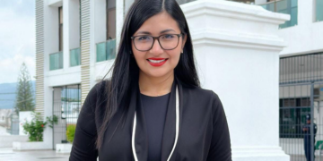 Le explico: Emma Orantes, intenta vender la idea de que rompió con Ángel Torres. Toca puertas en las oficinas de las secretarías de estado (particularmente de mujeres) en direcciones como el ISSTECH, incluso en las presidencias del Congreso local.