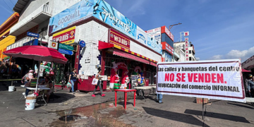 Comerciantes de los mercados Juan Sabines y Rafael Pascasio Gamboa, señalaron que los vendedores informales les pagan a las autoridades municipales.