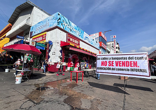 Comerciantes de los mercados Juan Sabines y Rafael Pascasio Gamboa, señalaron que los vendedores informales les pagan a las autoridades municipales.