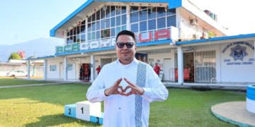 En plena pasarela, durante el primer informe del gobernador, mientras todos los miembros del gabinete legal y ampliado hacían fila para felicítalo, el titular del ICATECH decidió abandonar el Polyforum