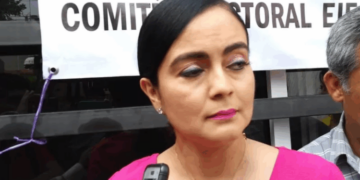 En resumen, la pasada secretaria general del sindicato, Claudia Ulloa Zenteno, y la anterior mesa directiva, incurrieron en usurpación de funciones al realizar un procedimiento que ya no era de su competencia legal. 