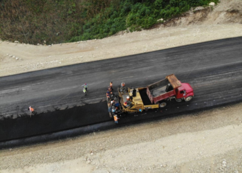 El consorcio chiapaneco que asumió el reto no solo avanza con paso firme -85% de ejecución-, sino que entregará en enero el primer tramo de una obra estratégica para Chiapas, reconocida por el gobernador Eduardo Ramírez Aguilar como La Ruta de las Culturas Mayas. 