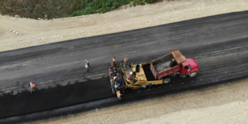 El consorcio chiapaneco que asumió el reto no solo avanza con paso firme -85% de ejecución-, sino que entregará en enero el primer tramo de una obra estratégica para Chiapas, reconocida por el gobernador Eduardo Ramírez Aguilar como La Ruta de las Culturas Mayas. 