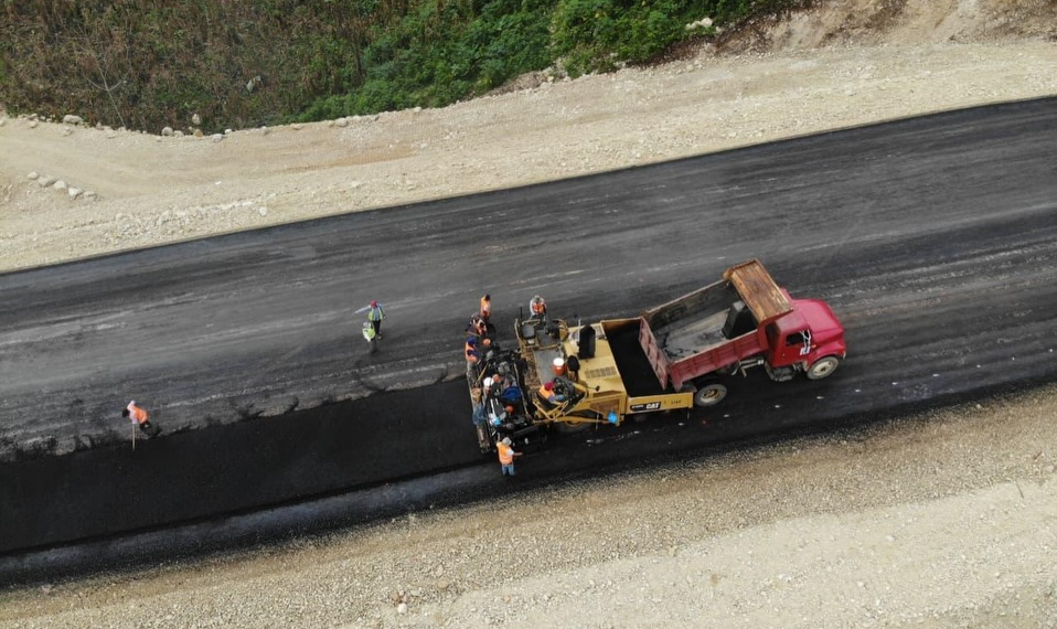 El consorcio chiapaneco que asumió el reto no solo avanza con paso firme -85% de ejecución-, sino que entregará en enero el primer tramo de una obra estratégica para Chiapas, reconocida por el gobernador Eduardo Ramírez Aguilar como La Ruta de las Culturas Mayas. 