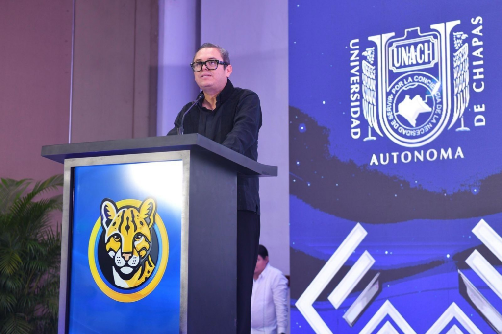 No es casual que el informe de actividades se haya presentado desde Tapachula. El gesto es profundamente simbólico, pero también político y académico al descentralizar la rendición de cuentas y acercar la universidad a las regiones, reconociendo así que Chiapas no se construye desde un solo punto geográfico.