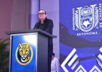 No es casual que el informe de actividades se haya presentado desde Tapachula. El gesto es profundamente simbólico, pero también político y académico al descentralizar la rendición de cuentas y acercar la universidad a las regiones, reconociendo así que Chiapas no se construye desde un solo punto geográfico.