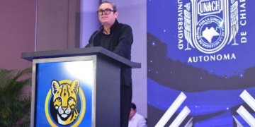 No es casual que el informe de actividades se haya presentado desde Tapachula. El gesto es profundamente simbólico, pero también político y académico al descentralizar la rendición de cuentas y acercar la universidad a las regiones, reconociendo así que Chiapas no se construye desde un solo punto geográfico.