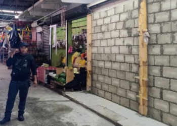 Señalaron que al menos 35 comerciantes, copropietarios legales del mercado desde el año 2008, han sido víctimas de cierres forzados en sus locales.