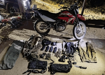 Lo que sí ocurrió y es importante contarlo con precisión, fue una persecución policial que derivó en un tiroteo, tras detectar a dos motociclistas presuntos autores de la violencia, que al sentirse seguidos por las fuerzas de seguridad, se dieron a la fuga rumbo a las montañas. 