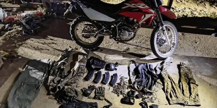 Lo que sí ocurrió y es importante contarlo con precisión, fue una persecución policial que derivó en un tiroteo, tras detectar a dos motociclistas presuntos autores de la violencia, que al sentirse seguidos por las fuerzas de seguridad, se dieron a la fuga rumbo a las montañas.