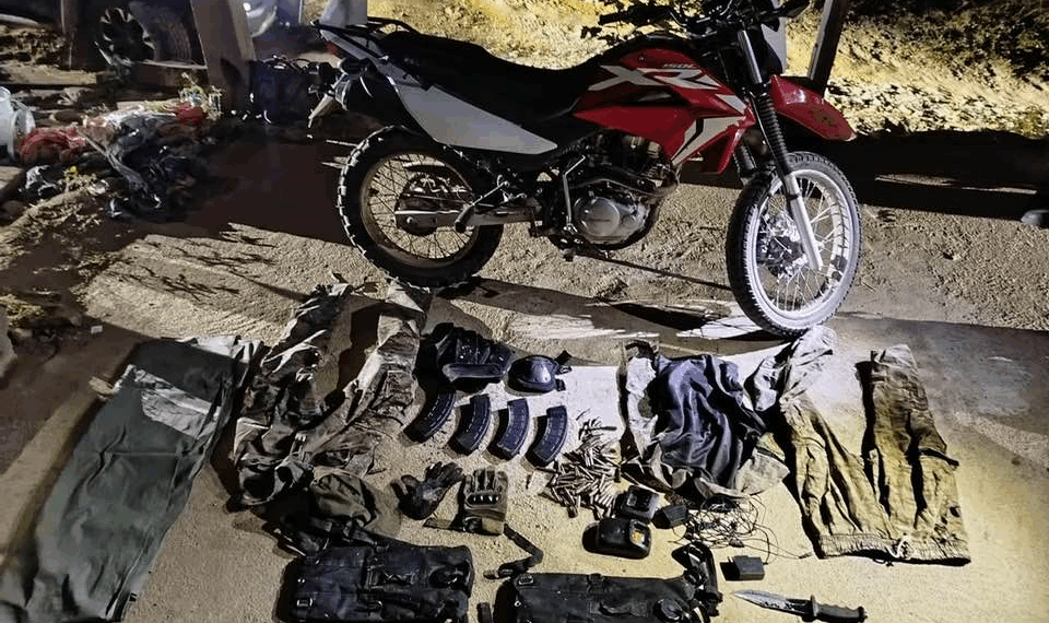 Lo que sí ocurrió y es importante contarlo con precisión, fue una persecución policial que derivó en un tiroteo, tras detectar a dos motociclistas presuntos autores de la violencia, que al sentirse seguidos por las fuerzas de seguridad, se dieron a la fuga rumbo a las montañas. 