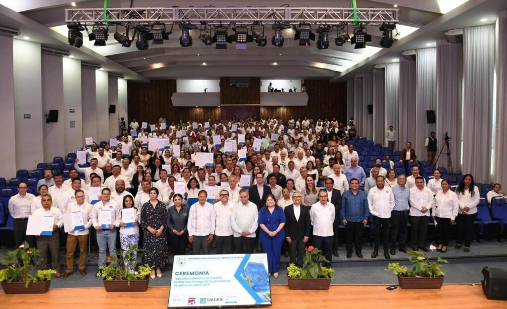 Universidad recibió 44 nuevas acreditaciones y alcanzó 100% de programas con calidad.