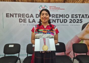 Estudiante del Cecytech fue reconocida por cuento que destacó su formación artística.