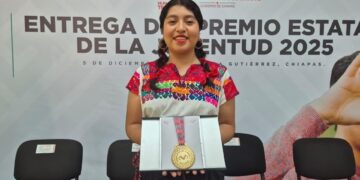 Estudiante del Cecytech fue reconocida por cuento que destacó su formación artística.