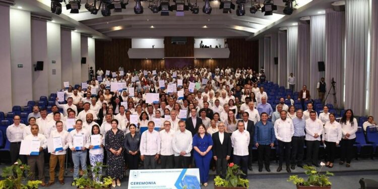 Universidad recibió 44 nuevas acreditaciones y alcanzó 100% de programas con calidad.