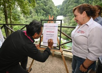 El gobernador entregó el certificado que reconoce a El Salto como Reserva Natural Comunitaria.