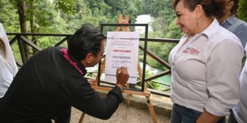 El gobernador entregó el certificado que reconoce a El Salto como Reserva Natural Comunitaria.