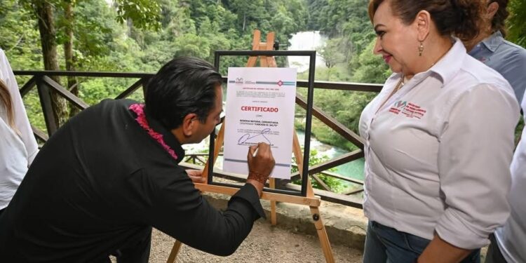 El gobernador entregó el certificado que reconoce a El Salto como Reserva Natural Comunitaria.