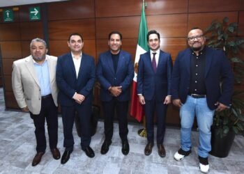 Secretaría colocó a personas al centro.