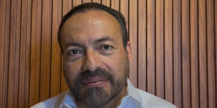 Legisladores federales analizan propuesta para proteger a niñas y niños desde las escuelas.