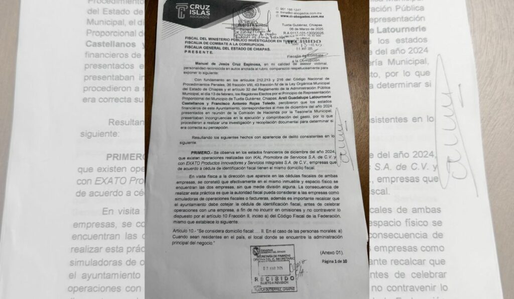 La denuncia presentada en marzo de 2025 por los regidores Francisco Antonio Rojas Toledo y Areli Guadalupe Latournerie Castellanos, sobre presuntas irregularidades en adquisiciones del Ayuntamiento de Tuxtla Gutiérrez durante el ejercicio 2024, avanza en la Fiscalía de Combate a la Corrupción.