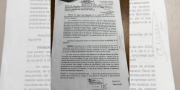 La denuncia presentada en marzo de 2025 por los regidores Francisco Antonio Rojas Toledo y Areli Guadalupe Latournerie Castellanos, sobre presuntas irregularidades en adquisiciones del Ayuntamiento de Tuxtla Gutiérrez durante el ejercicio 2024, avanza en la Fiscalía de Combate a la Corrupción.
