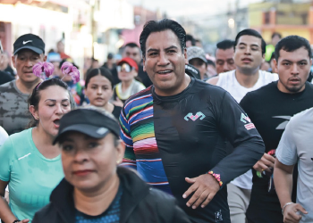 Gobernador corrió con el pueblo