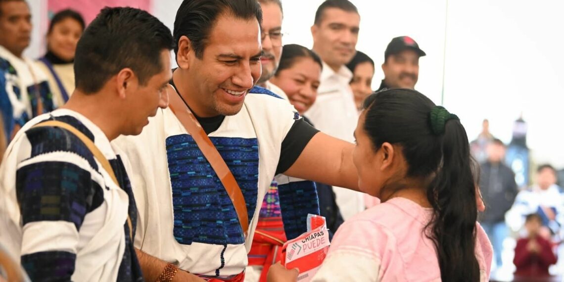 Otorgó becas Rosario Castellanos para la alfabetización y kits invernales a personas en condiciones de vulnerabilidad