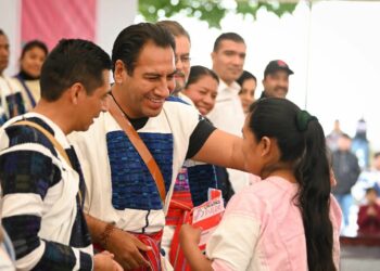 Otorgó becas Rosario Castellanos para la alfabetización y kits invernales a personas en condiciones de vulnerabilidad