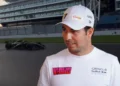 Checo Pérez maneja por primera vez el auto de Cadillac en Silverstone (X @Cadillac_F1/Imago7)