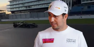 Checo Pérez maneja por primera vez el auto de Cadillac en Silverstone (X @Cadillac_F1/Imago7)