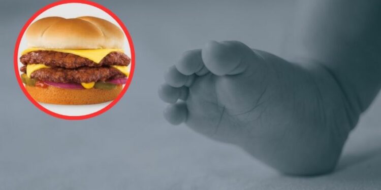 Bebé en Saltillo muere tras comer hamburguesa en su casa | Foto: Freepik, Canva