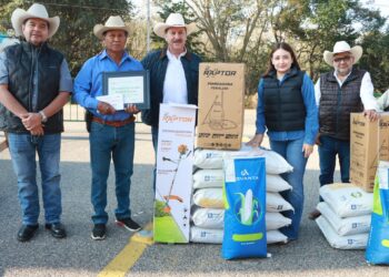 Entregan incentivos a productores de maíz