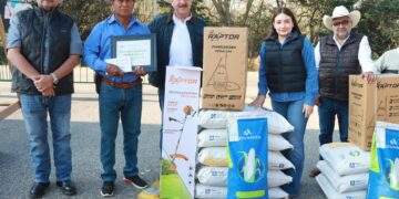 Entregan incentivos a productores de maíz