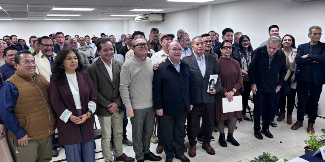 : Dedicó la obra a colegas, amigos, comunicadores y académicos que, desde distintas trincheras, contribuyen a la construcción de la memoria, la palabra y la comprensión de las realidades contemporáneas