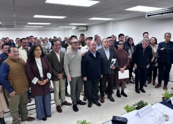 : Dedicó la obra a colegas, amigos, comunicadores y académicos que, desde distintas trincheras, contribuyen a la construcción de la memoria, la palabra y la comprensión de las realidades contemporáneas