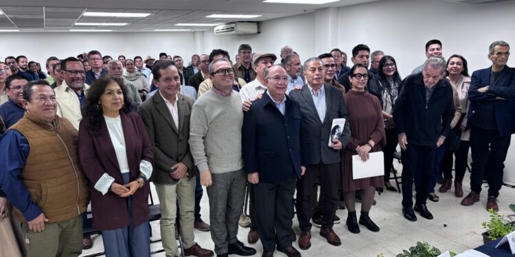 : Dedicó la obra a colegas, amigos, comunicadores y académicos que, desde distintas trincheras, contribuyen a la construcción de la memoria, la palabra y la comprensión de las realidades contemporáneas