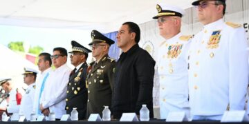 Eduardo Ramírez asistió a Ceremonia de Entrega-Recepción en Zona Naval
