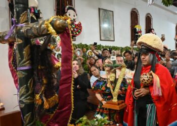 Reconoció el papel de las nuevas generaciones, quienes con compromiso, mantienen vivo el espíritu de esta celebración.